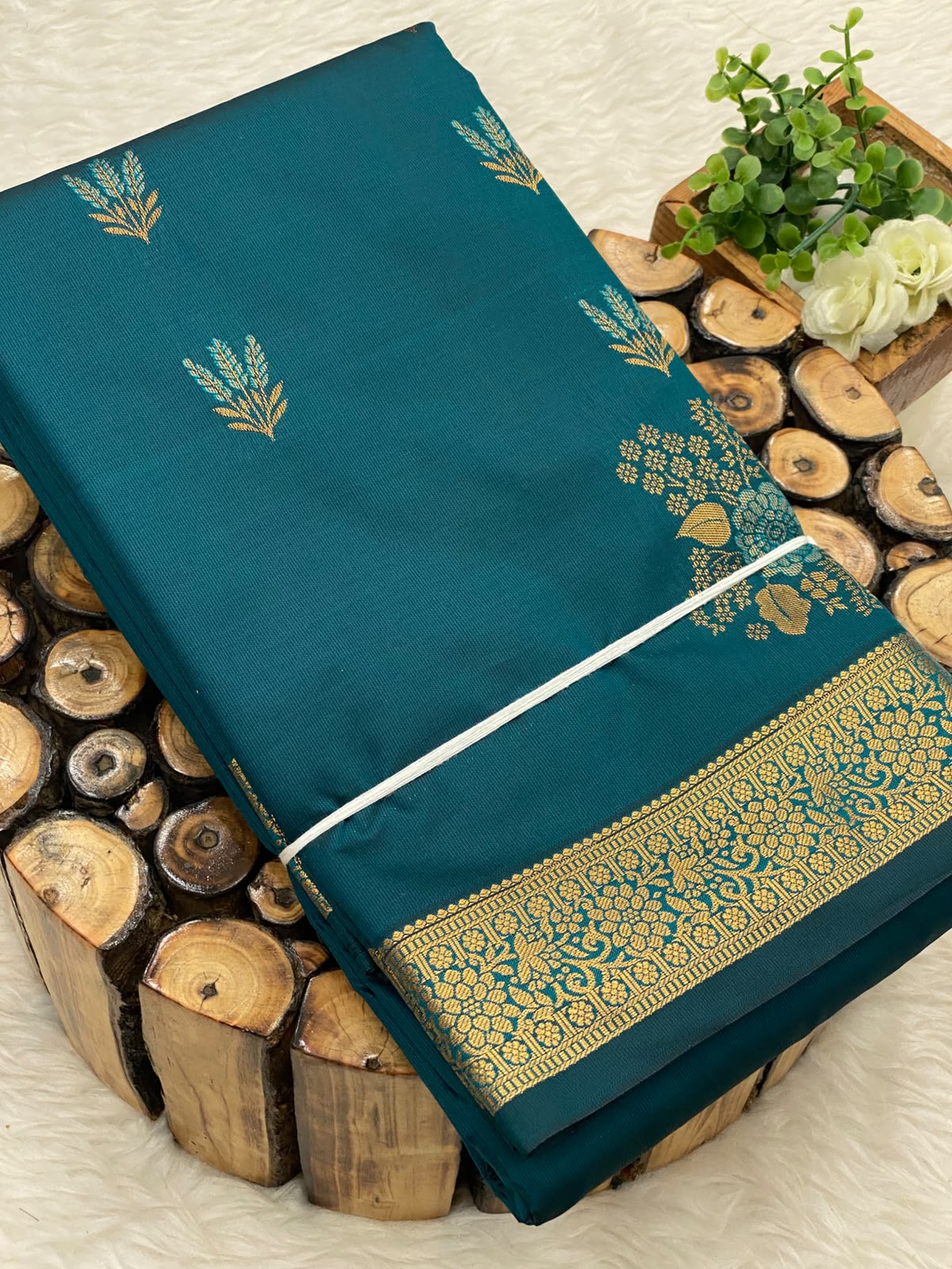 Udal Butta Chinna Border Sarees