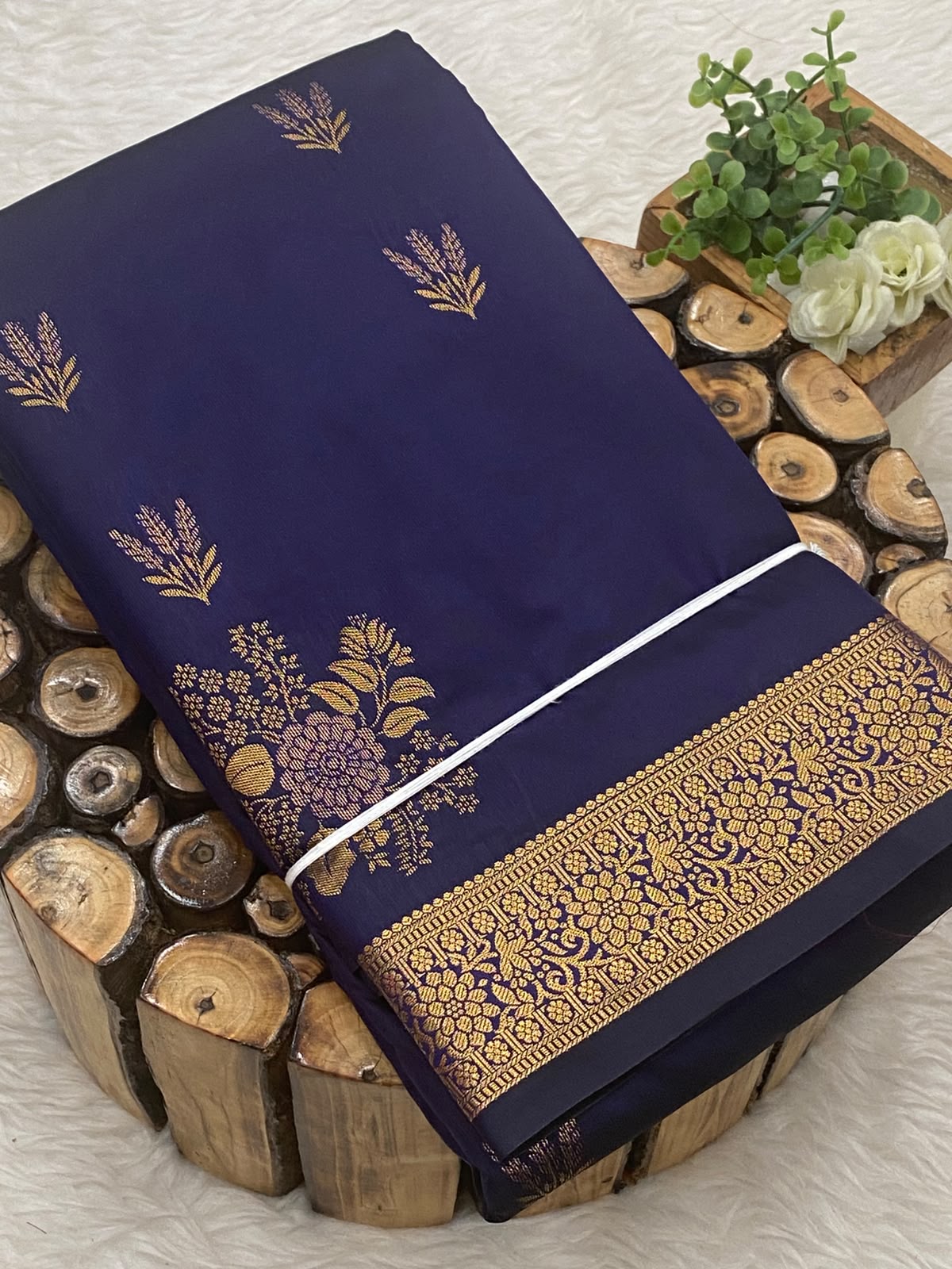 Udal Butta Chinna Border Sarees
