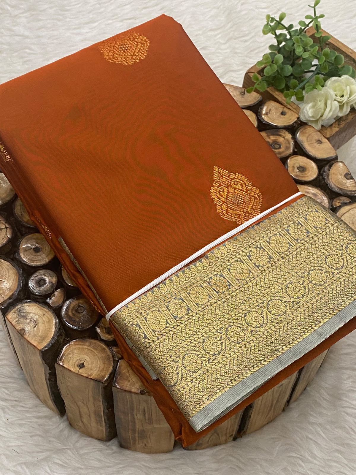 Udal Butta Chinna Border Sarees